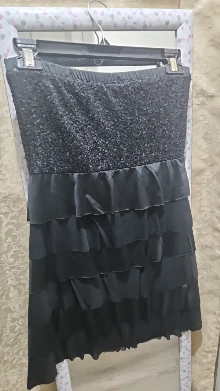 Vestido negro con lentejuelas y volantes - 3