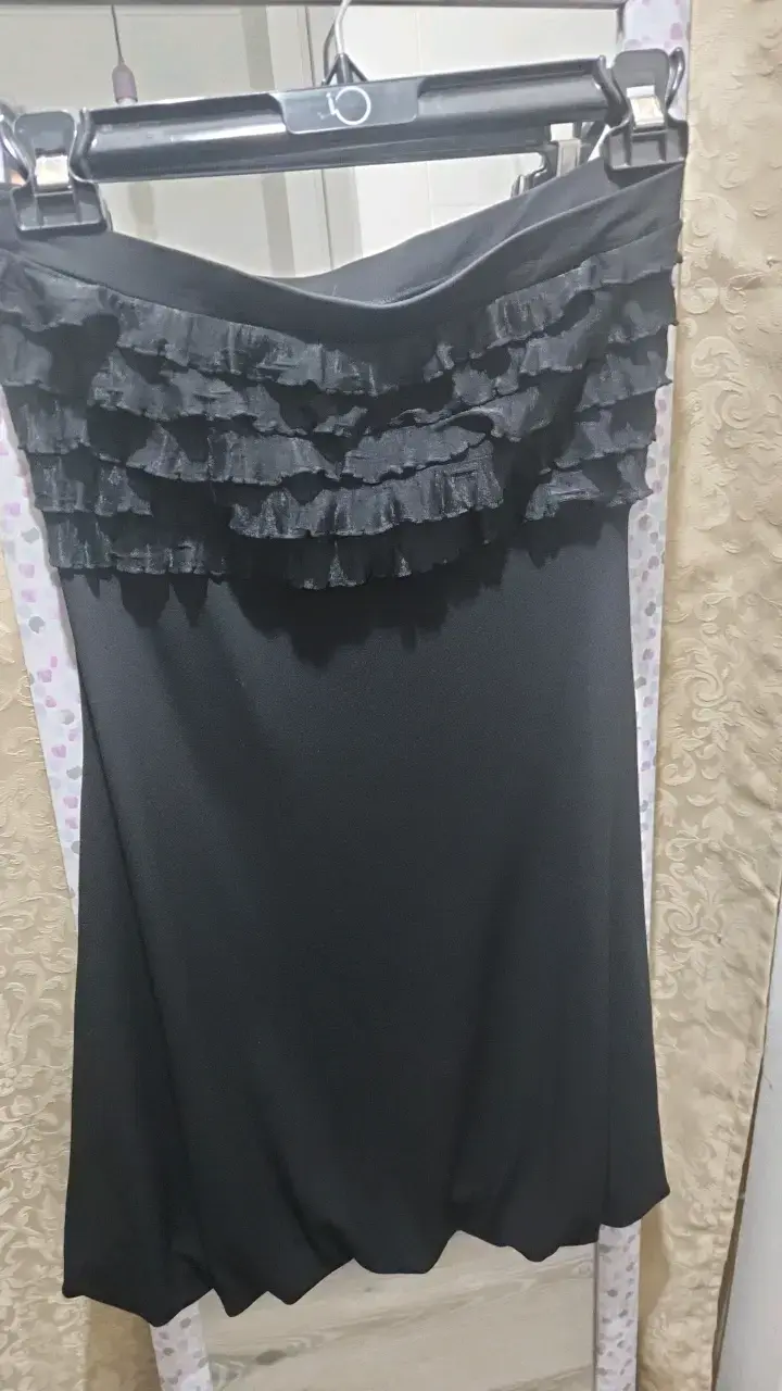 Vestido mini negro con volantes para mujer - 1