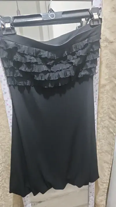 Vestido mini  negro con volantes para mujer - miniatura 1