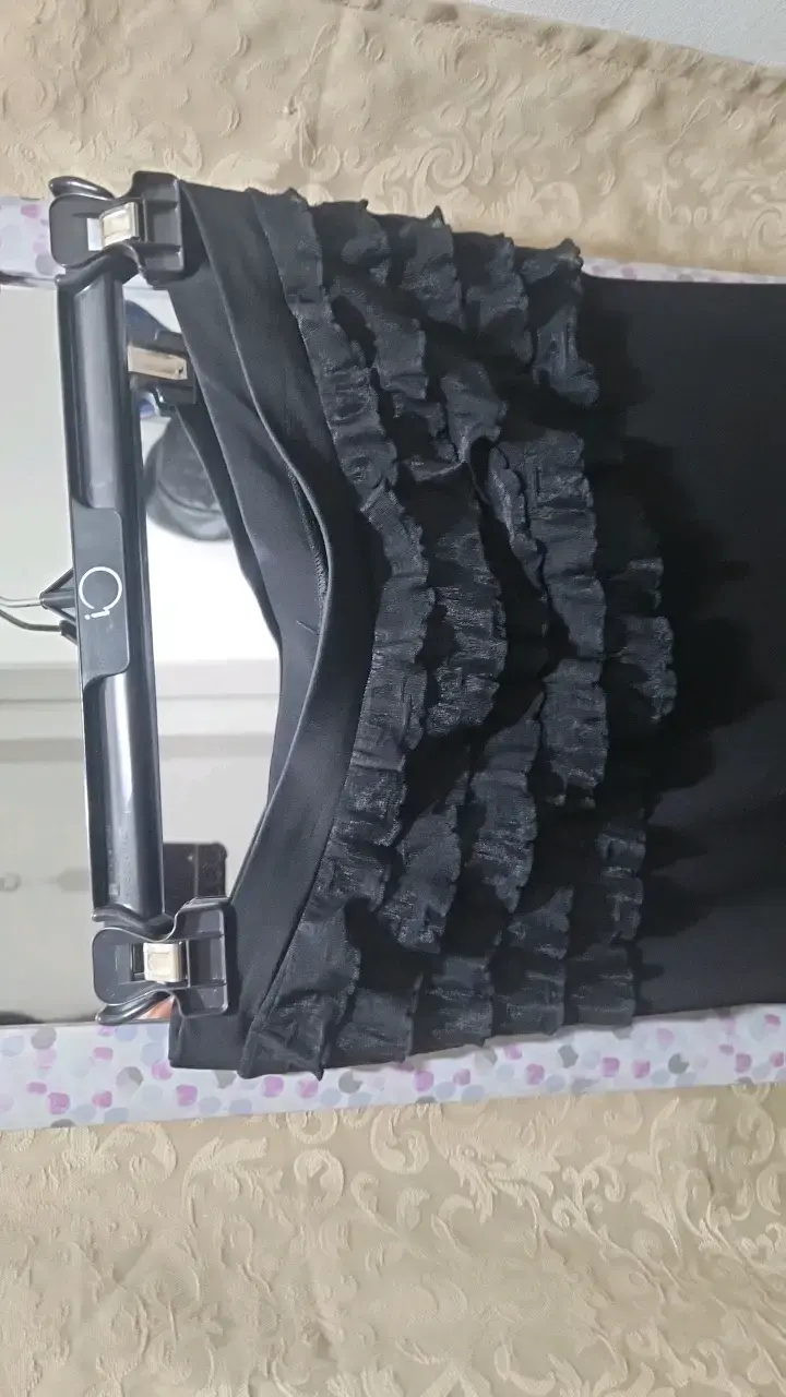 Vestido mini negro con volantes para mujer - 3