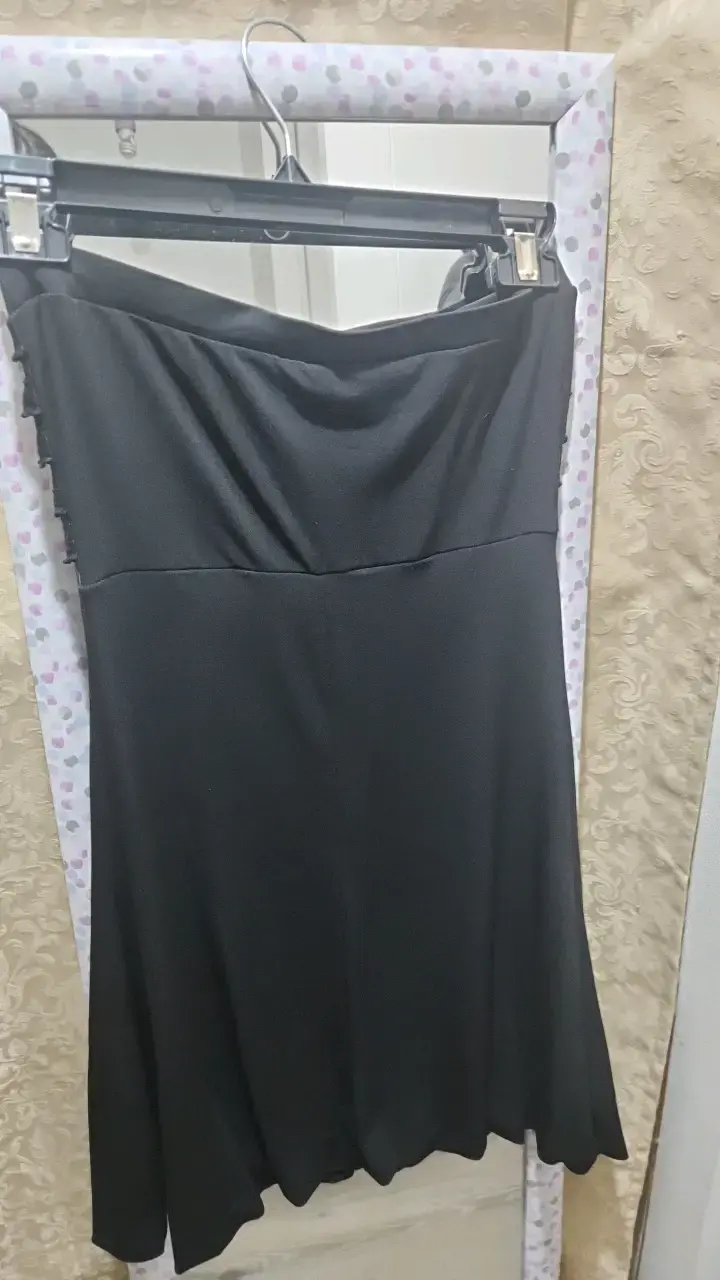 Vestido mini negro con volantes para mujer - 4