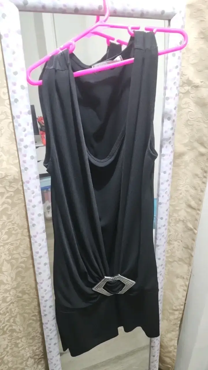 Vestido mini negro elegante con detalle de hebilla - 1