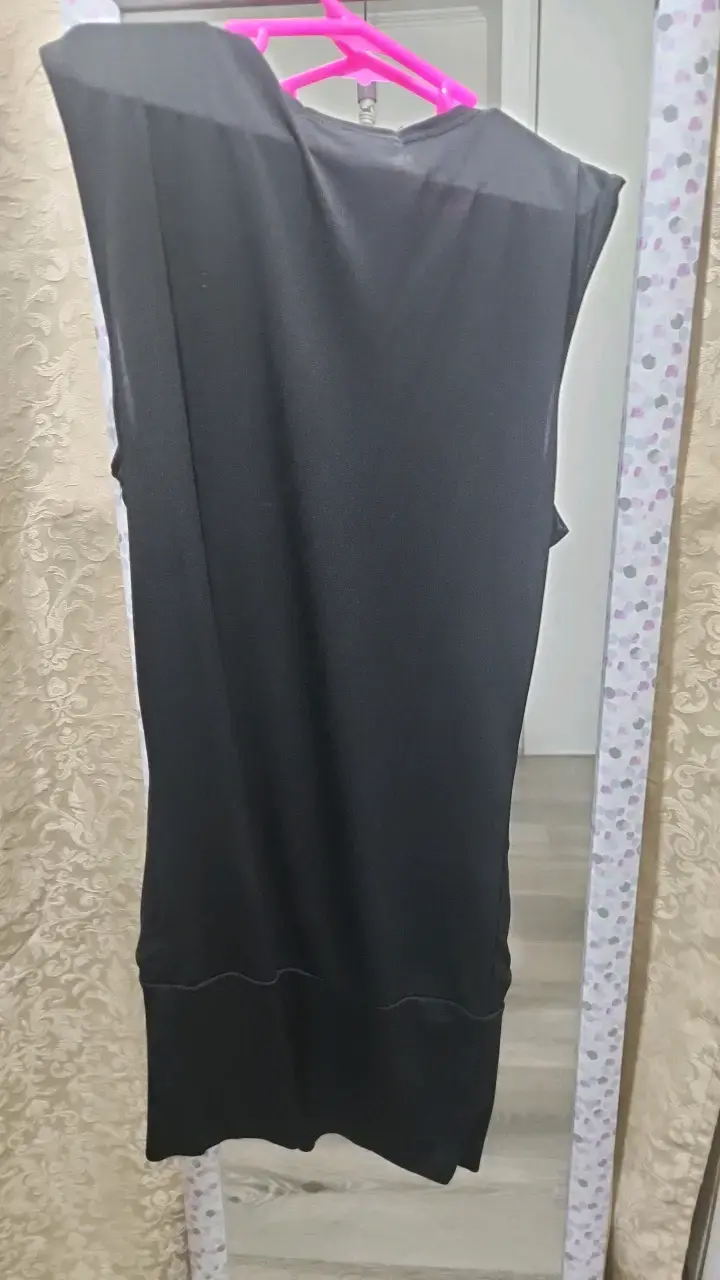 Vestido mini negro elegante con detalle de hebilla - 2
