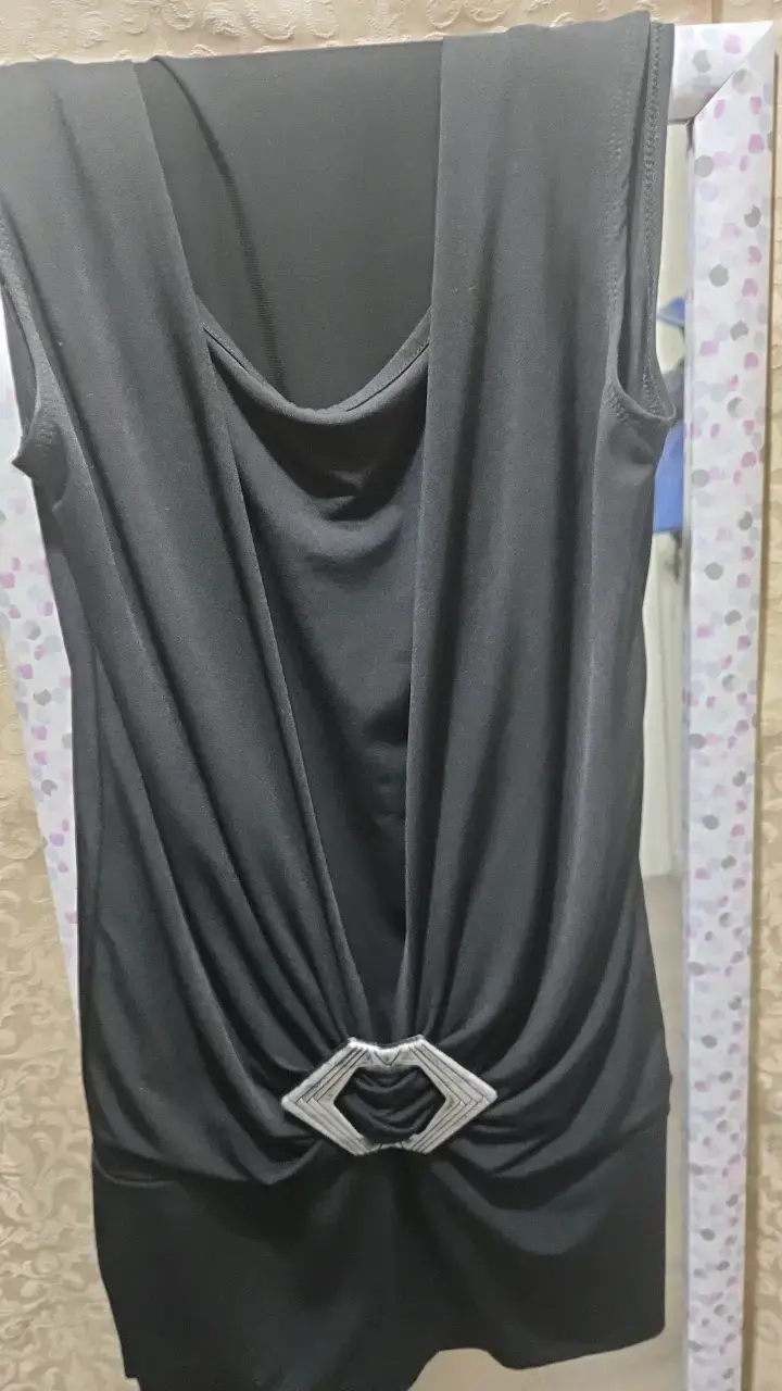 Vestido mini negro elegante con detalle de hebilla - 4