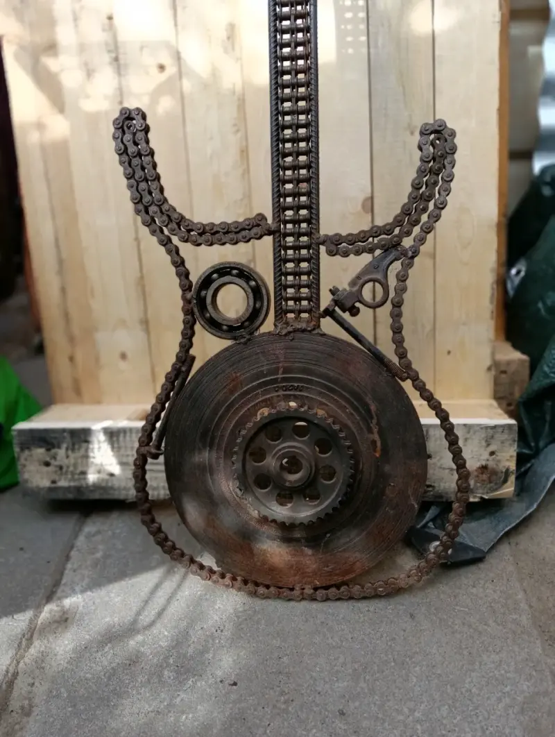 Escultura de guitarra hecha con piezas de metal reciclado - 1