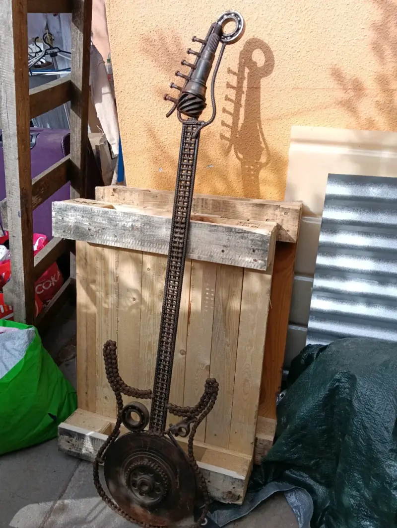 Escultura de guitarra hecha con piezas de metal reciclado - 2