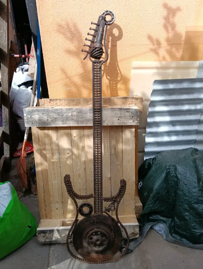 Escultura de guitarra hecha con piezas de metal reciclado - 3