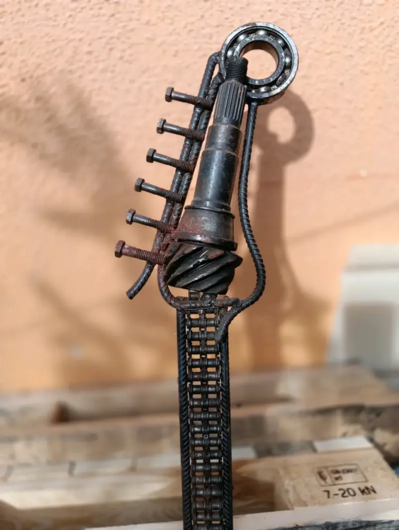 Escultura de guitarra hecha con piezas de metal reciclado - 4