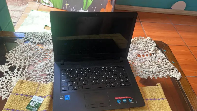 Laptop Lenovo Ideapad 110 con Intel Core i3 - 1