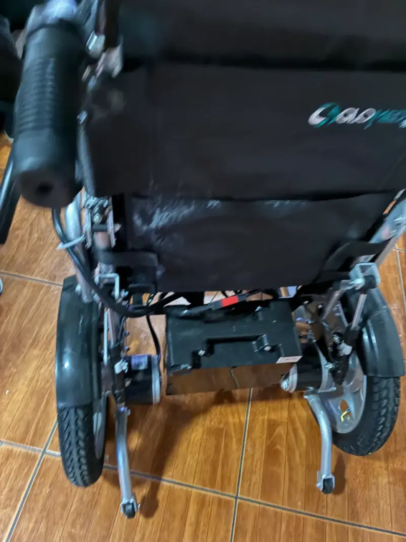 Silla de ruedas eléctrica plegable con control - 1