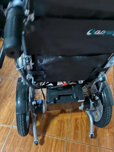 Silla de ruedas eléctrica plegable con control - miniatura 1
