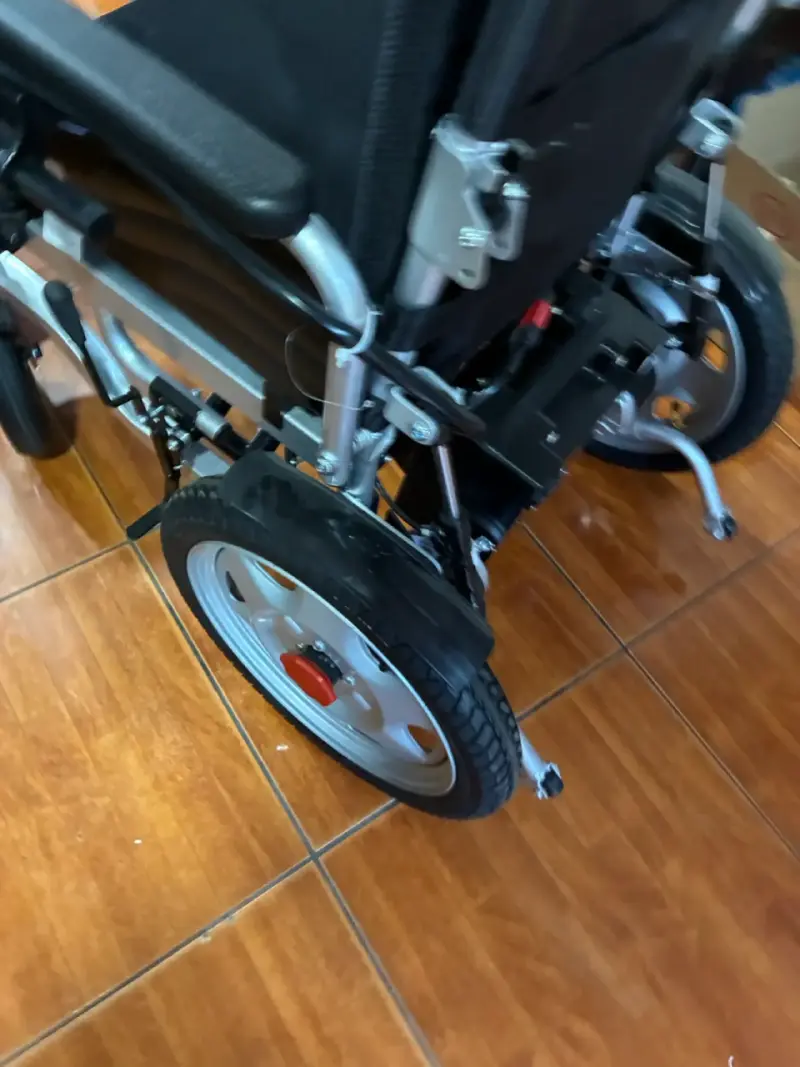 Silla de ruedas eléctrica plegable con control - 2