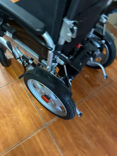 Silla de ruedas eléctrica plegable con control - miniatura 2