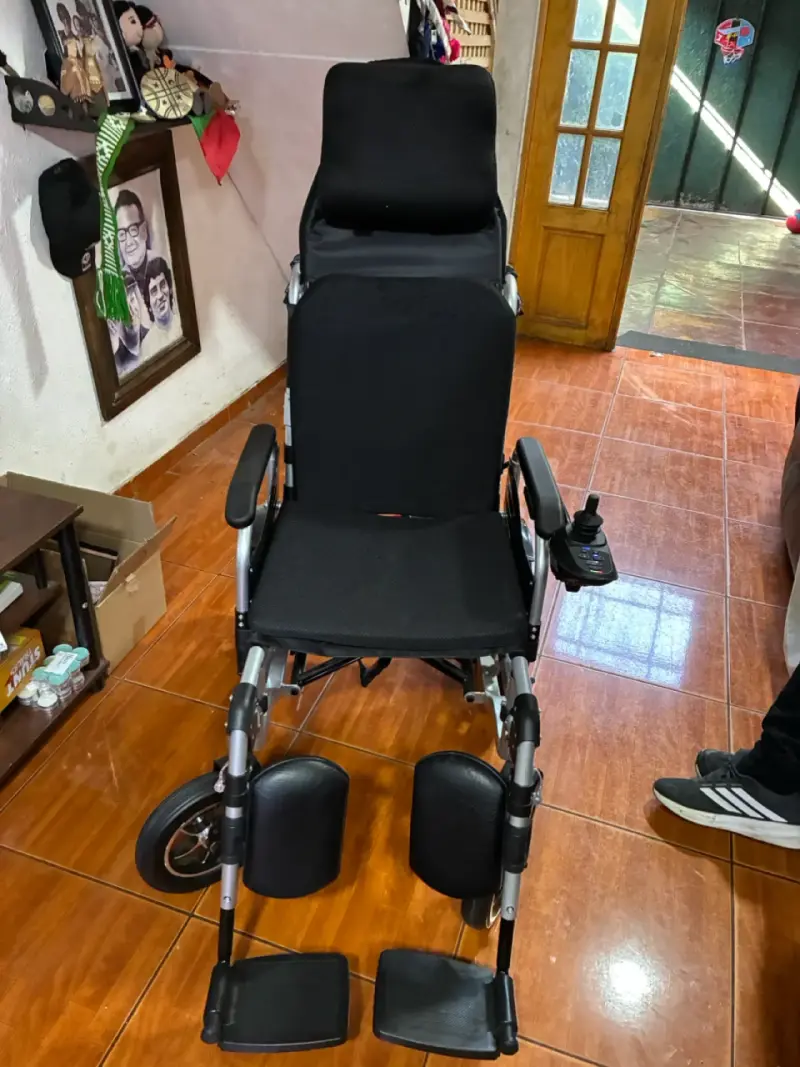 Silla de ruedas eléctrica plegable con control - 3