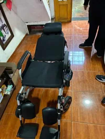 Silla de ruedas eléctrica plegable con control - miniatura 4