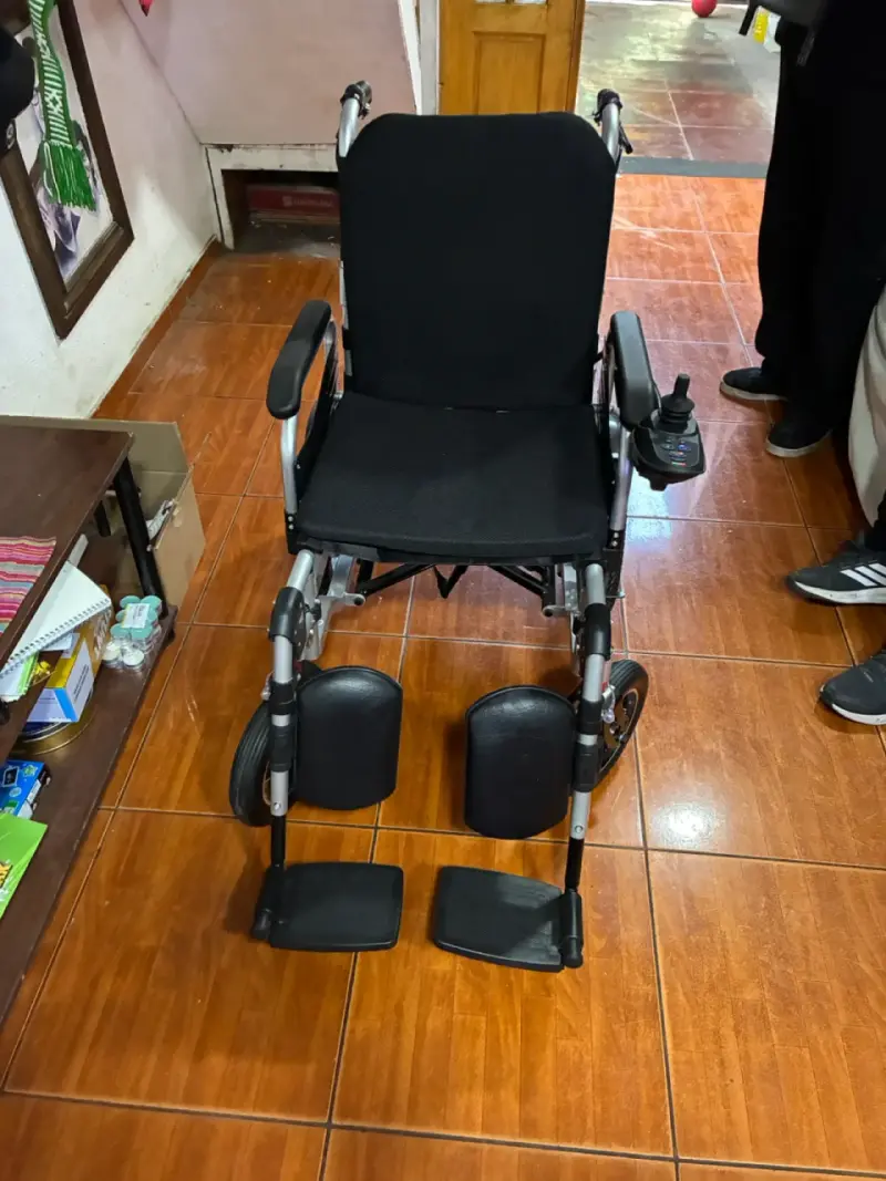 Silla de ruedas eléctrica plegable con control - 5