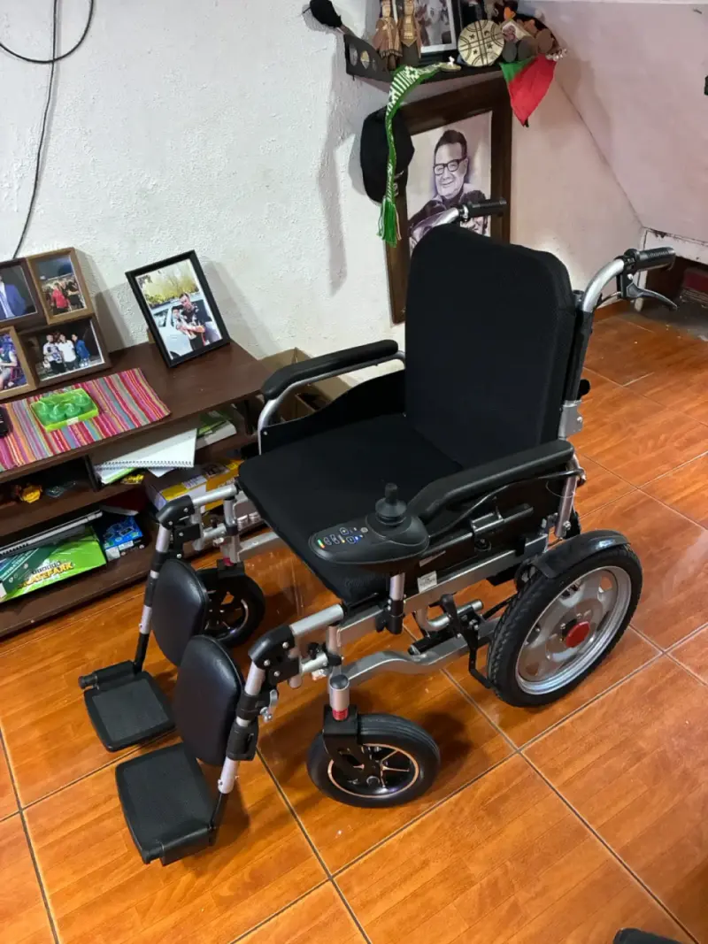 Silla de ruedas eléctrica plegable con control - 6