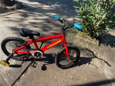Bicicleta infantil roja con ruedas de entrenamiento - miniatura 2