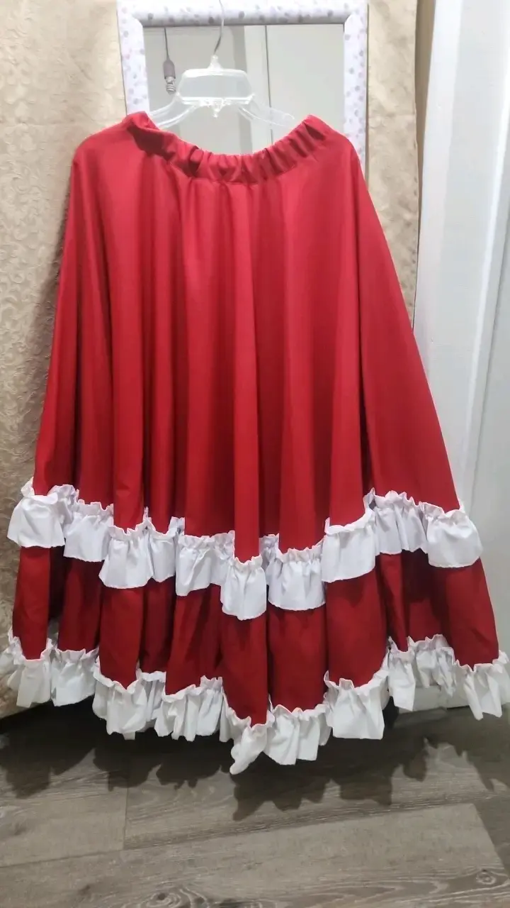 Faldon larga roja con volantes blancos