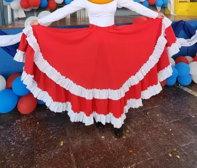 Faldon larga roja con volantes blancos - miniatura 4