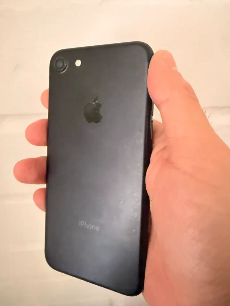 iPhone 7 en buen estado color negro - 2