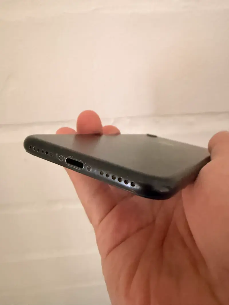 iPhone 7 en buen estado color negro - 3