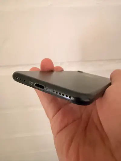 iPhone 7 en buen estado color negro - miniatura 3