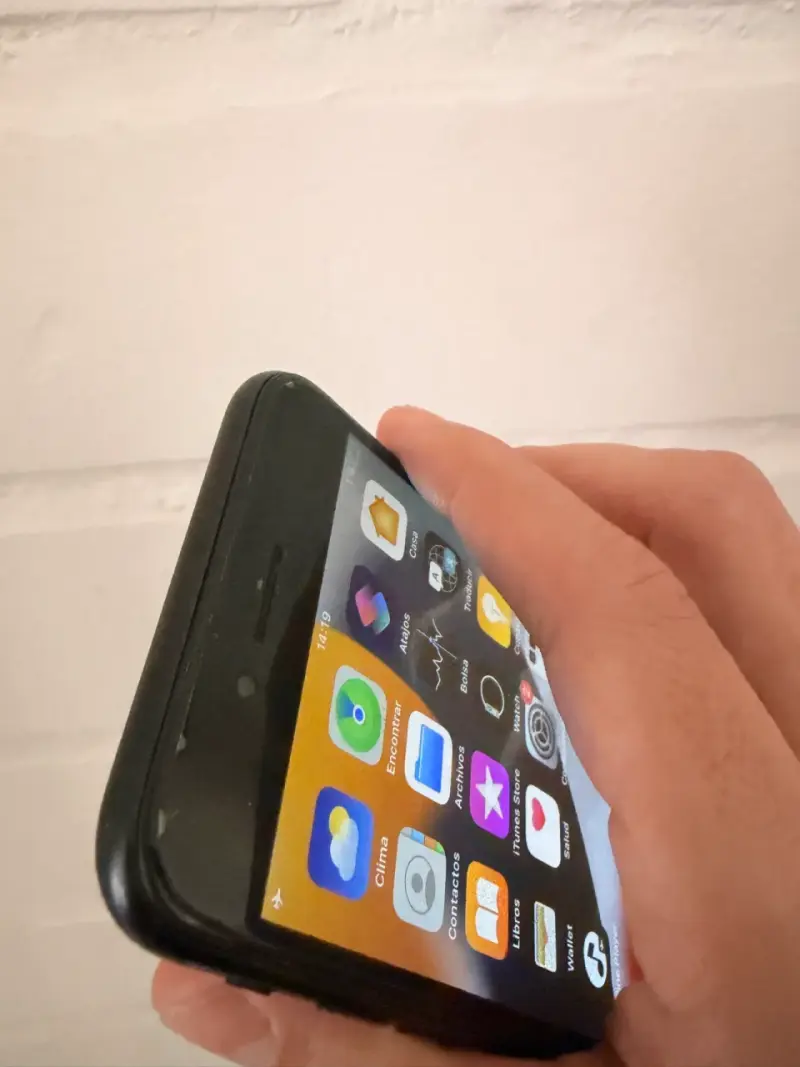 iPhone 7 en buen estado color negro - 4