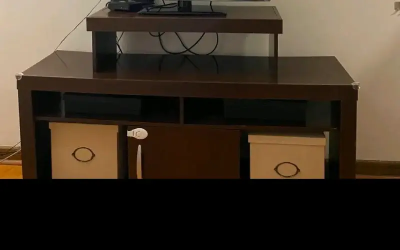 Mueble de TV de madera con estantes