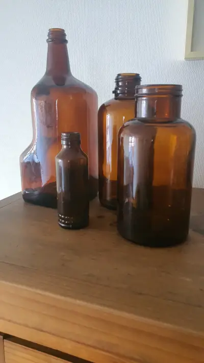 Conjunto de Botellas de Vidrio Ámbar Vintage - miniatura 1
