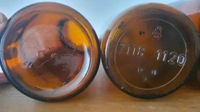 Conjunto de Botellas de Vidrio Ámbar Vintage - miniatura 3