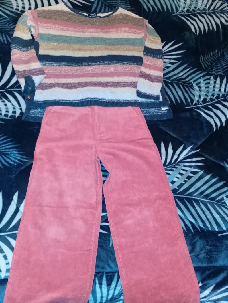 Conjunto de dama con suéter a rayas y pantalón