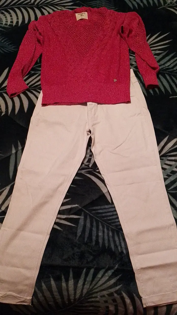 Conjunto de suéter rosa y pantalones blancos