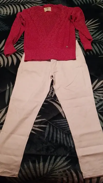Conjunto de suéter rosa y pantalones blancos - miniatura 1