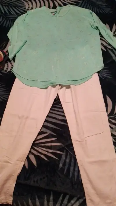 Conjunto de blusa verde y pantalón blanco - miniatura 1