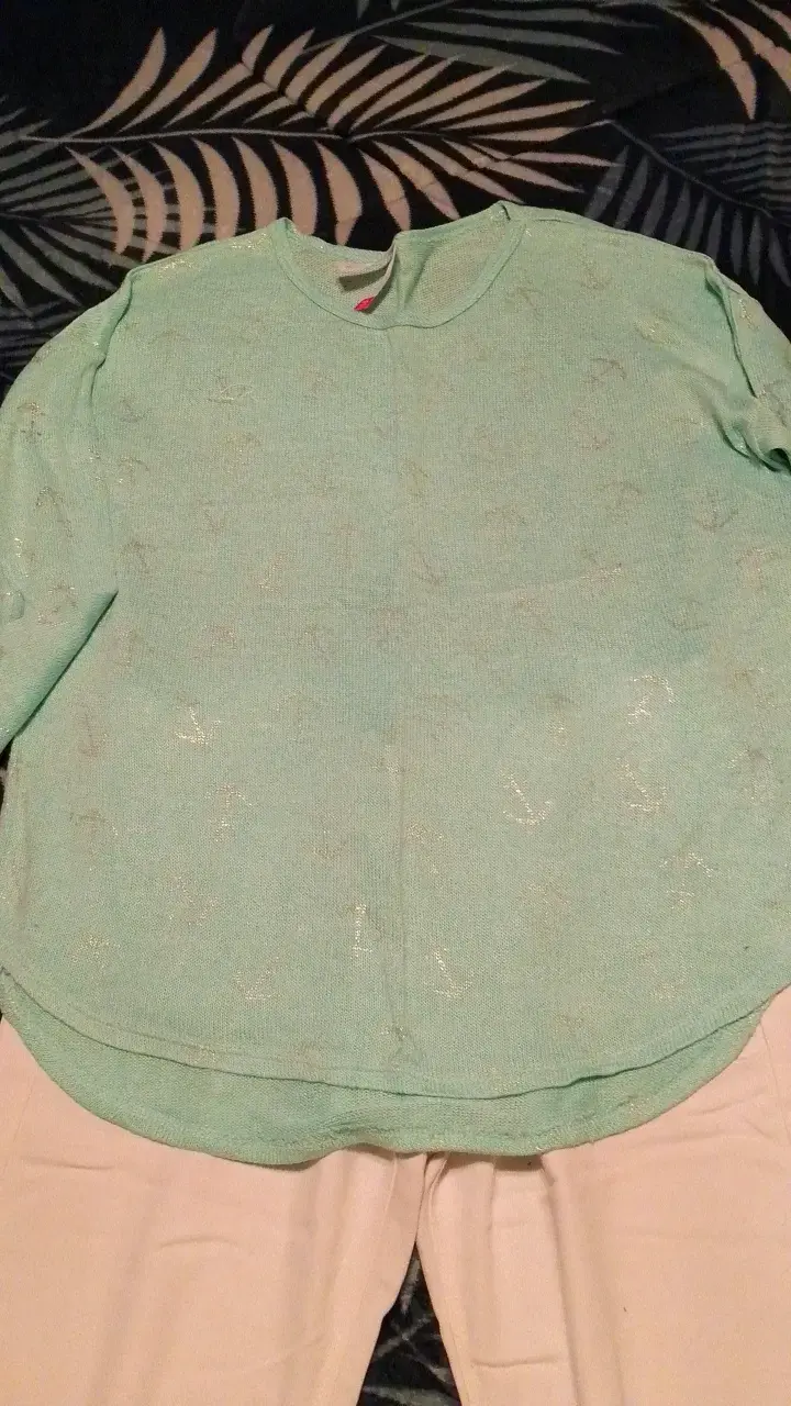 Conjunto de blusa verde y pantalón blanco - 2