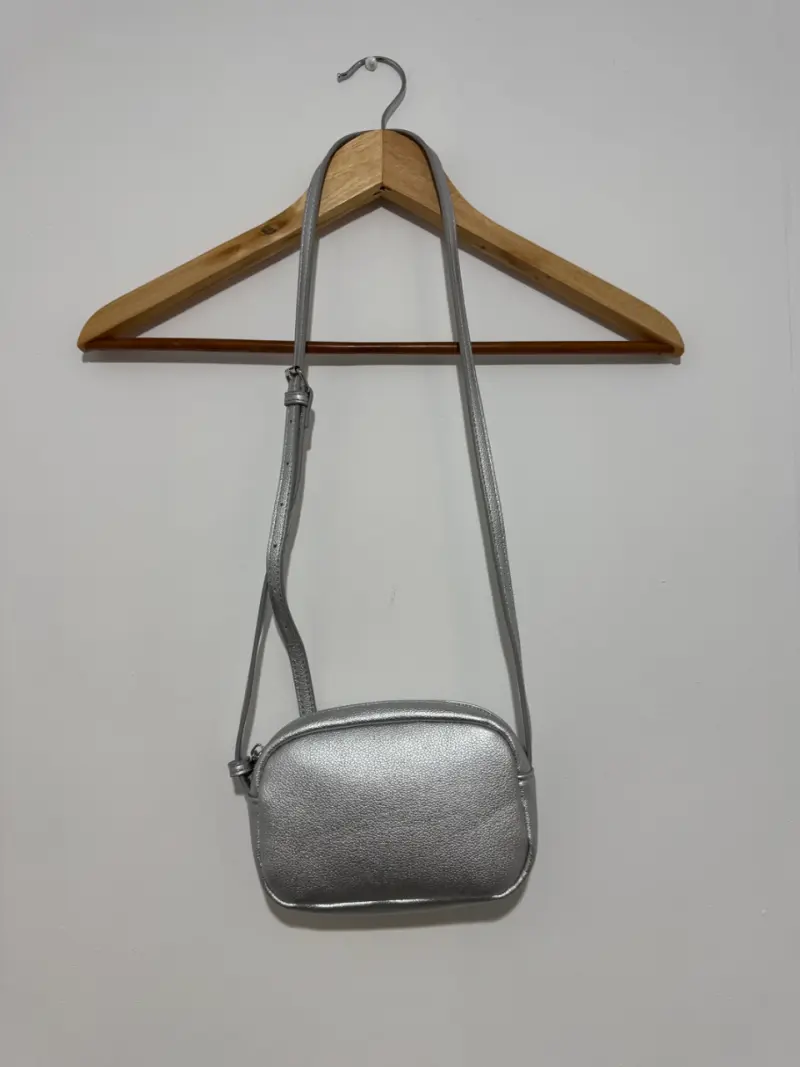 Cartera cruzada plateada elegante