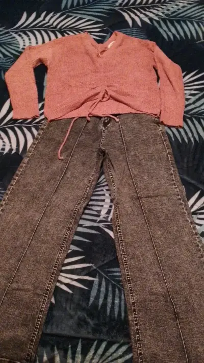 Conjunto de blusa rosada y jeans acampanados - miniatura 1