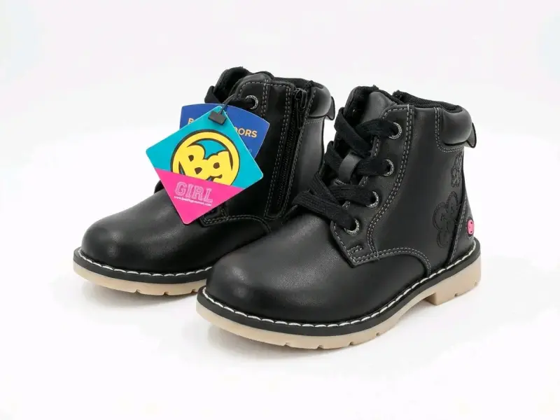 Botas negras para niña con diseño floral