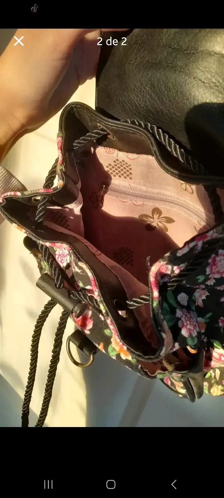Mochila floral negra con diseño vintage - 2