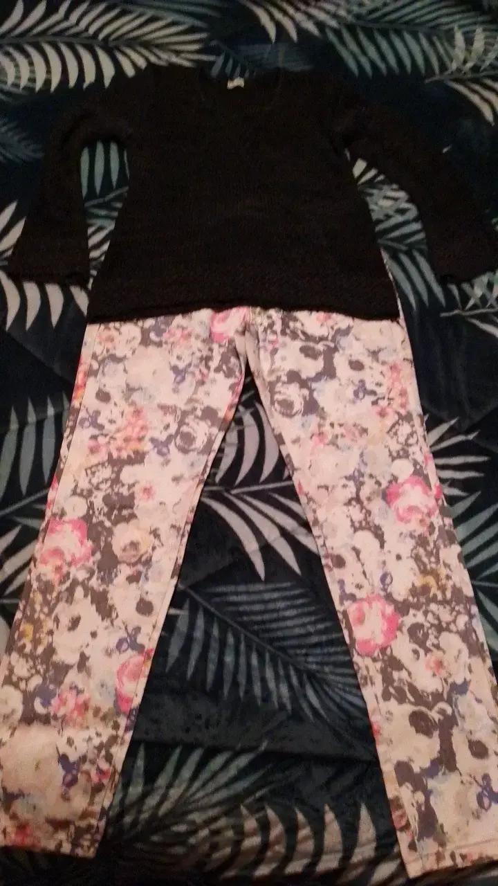 Conjunto de polera negra y pantalón floral - 1