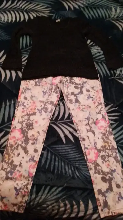 Conjunto de polera negra y pantalón floral - miniatura 1