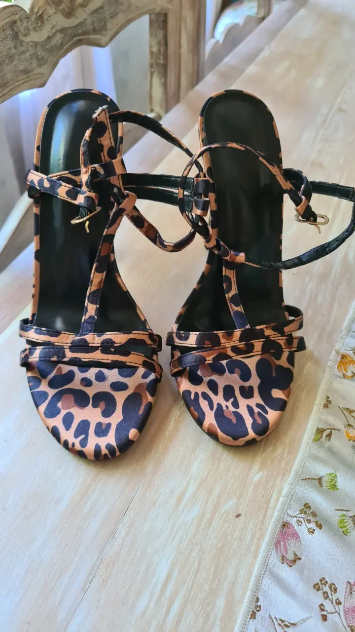 Sandalias de tacón alto con estampado animal print - 1