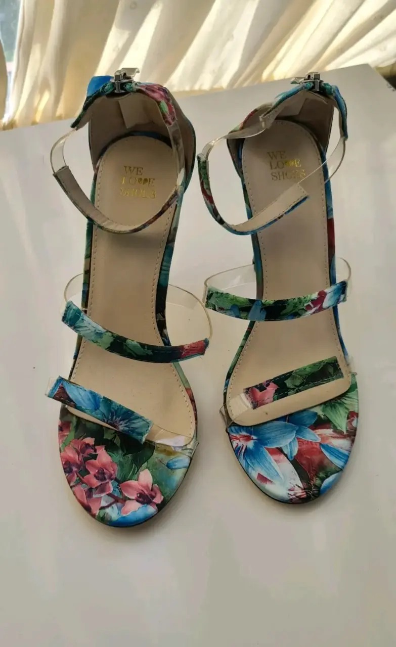 Sandalias de tacón alto con diseño floral - 1
