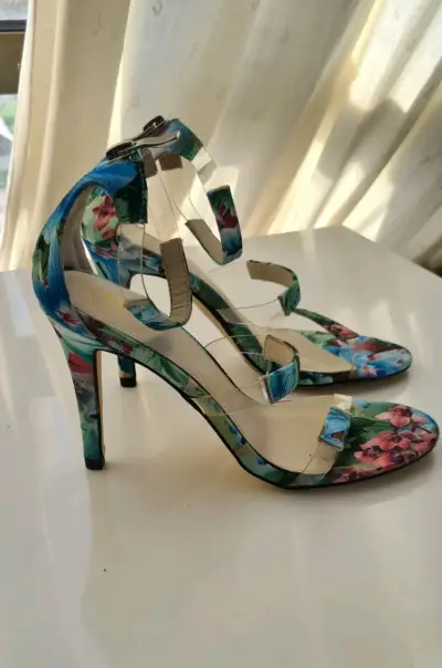 Sandalias de tacón alto con diseño floral - miniatura 2