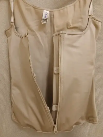 Faja reductora beige con cierre frontal Leonisa - miniatura 3