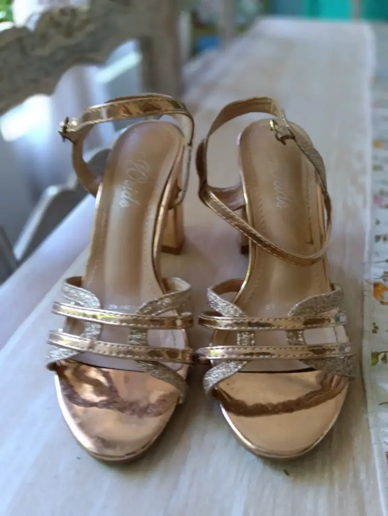 Sandalias de tacón doradas con tiras brillantes - 1