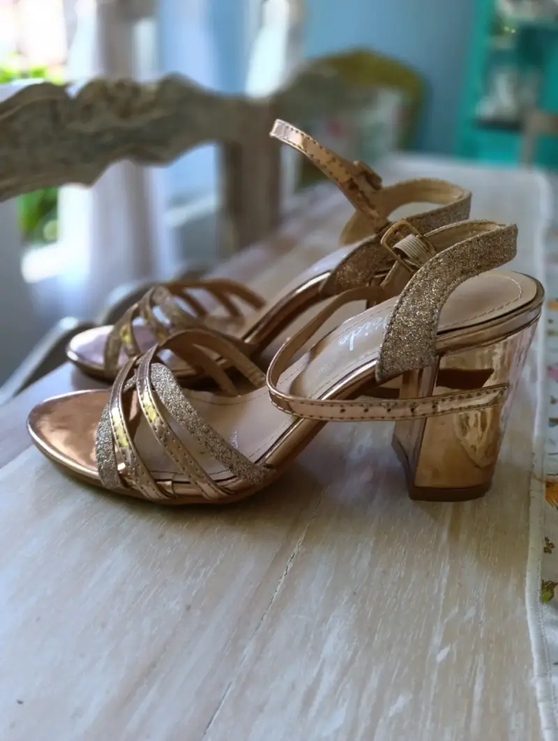 Sandalias de tacón doradas con tiras brillantes - 2