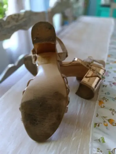 Sandalias de tacón doradas con tiras brillantes - miniatura 3