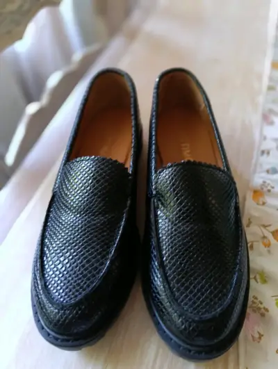 Mocasines de cuero negro texturizado para dama - miniatura 1